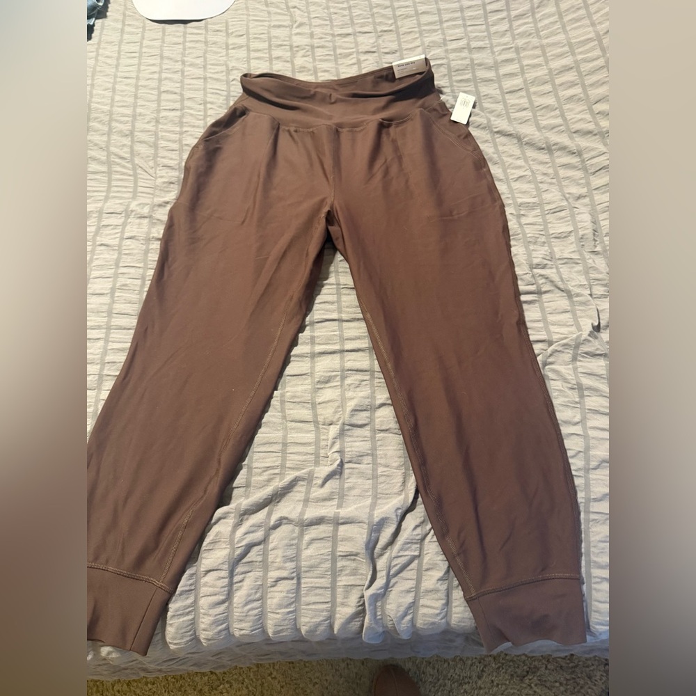 Old Navy Active High-Rise Jogger in Dark Brown